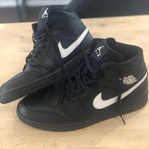 Mid-Jordan 1's black and white